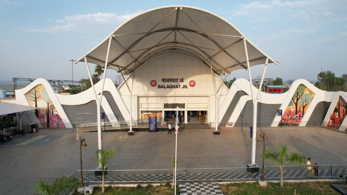 RAVINDRASINGHWT's tweet photo. 75 railway stations across India have just got more modern! They will be dedicated to the nation tomorrow. Have a look... https://t.co/eiPmuyHchA