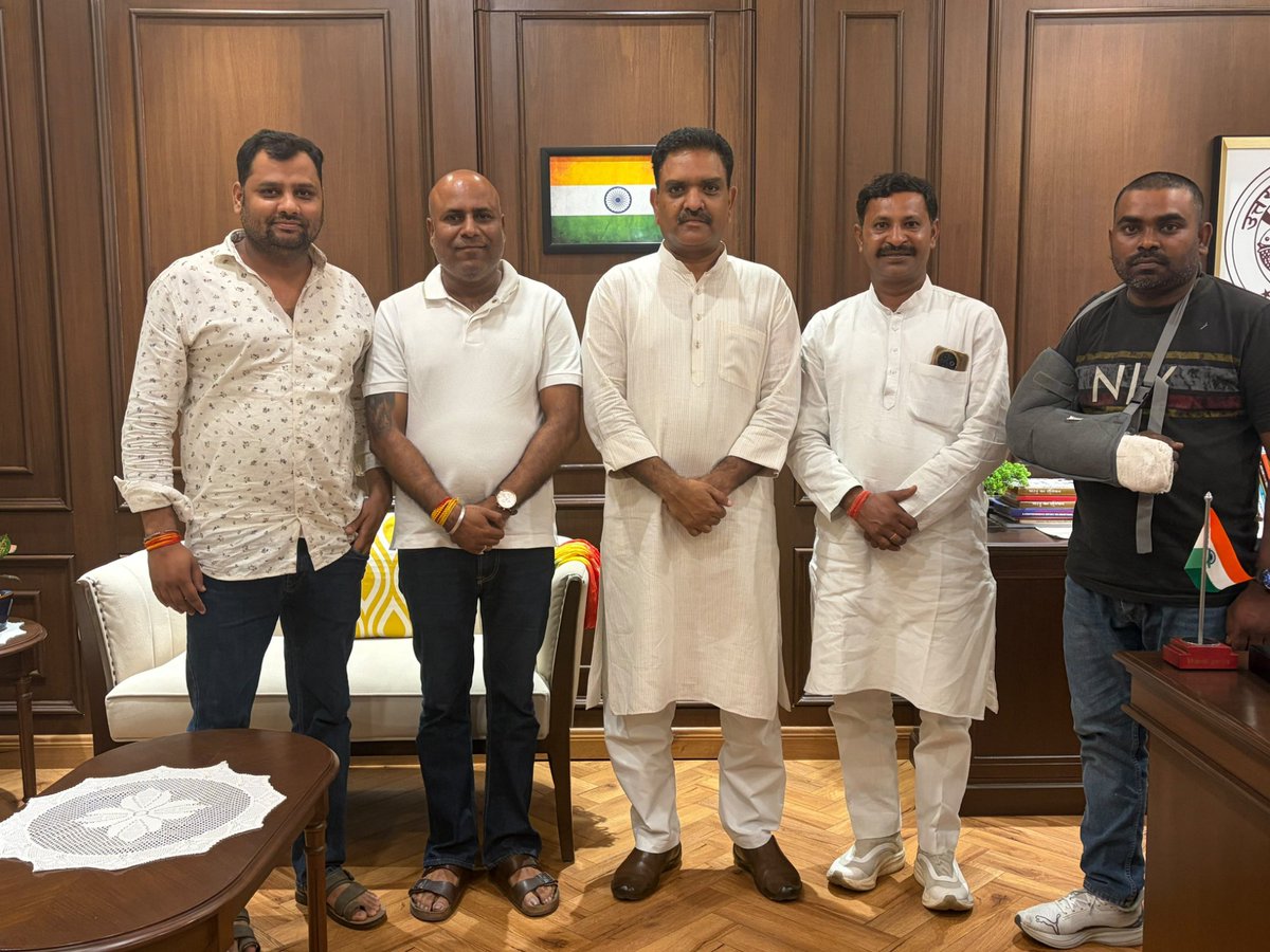 asim_arun's tweet photo. भागीदारी भवन, लखनऊ में श्री कन्हैया दीक्षित जी, श्री रामजीवन राजपूत जी, श्री रजनीश राजपूत जी, एवं श्री रजत द्विवेदी जी से विस्तृत चर्चा हुई।

भाजपा के सम्मानित कार्यकर्ता रजनीश राजपूत जी को मिलेगा पूरा न्याय। https://t.co/p5IOuxW3tu