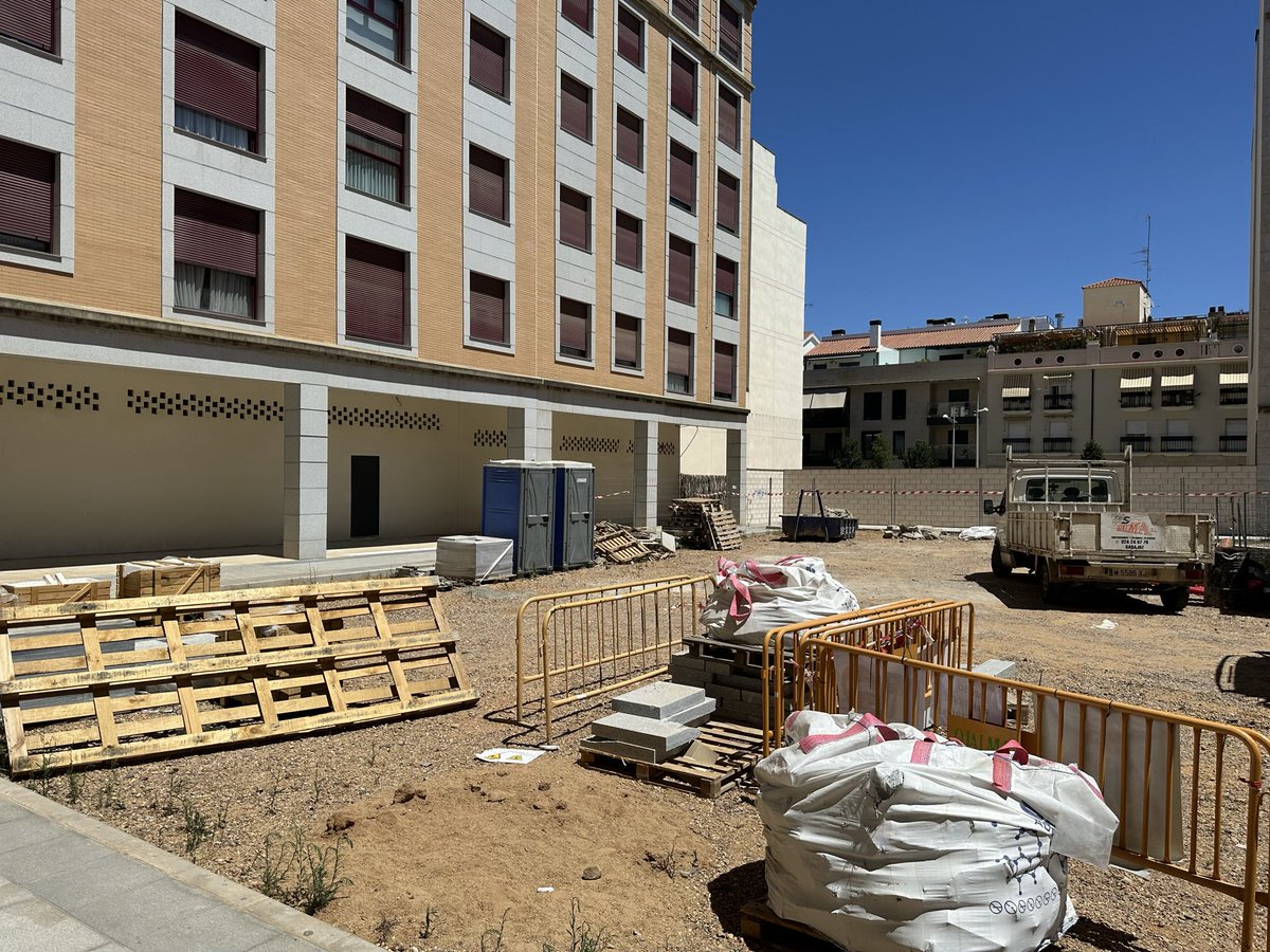harryrdguez's tweet photo. Adquiero vivienda n l
centro y me aseguran @aytodebadajoz va a construir una plaza-parque y lo q me encuentro día tras día es esto cada vez con más ruido y suciedad incluso eliminan la plaza de PMR. Faltan al compromiso con ls vecinos. Alguna info? @CuruenaF @RubenGaleaGil https://t.co/clkIL3a5Ft