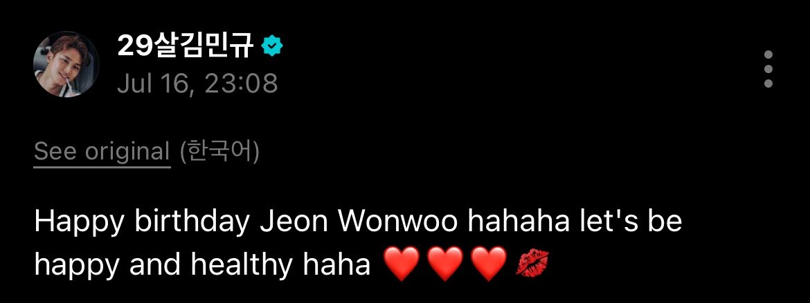 svtxtwx's tweet photo. over naman sa tatlong puso at may kasama pang kiss!!! kiniss nya talaga yang si wonwoo after nya pinost to 🥰 magkatabi lang eh 🙂‍↕️ https://t.co/6MK7rgFgs8