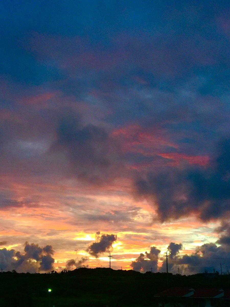 abikoshinonkai's tweet photo. おつかれさまでした✨
2018年の沖縄の夕空が夜をお知らせします🌙
夜は冷房切らずに寝るべし😪
夜勤の方は朝までけっぱれ〜！

アイス、2食いしたった
美味かった😋
桃がなかなかだったなぁ💕

それではまた明日！
See ya tomorrow🤗 https://t.co/ltGmsip9sU