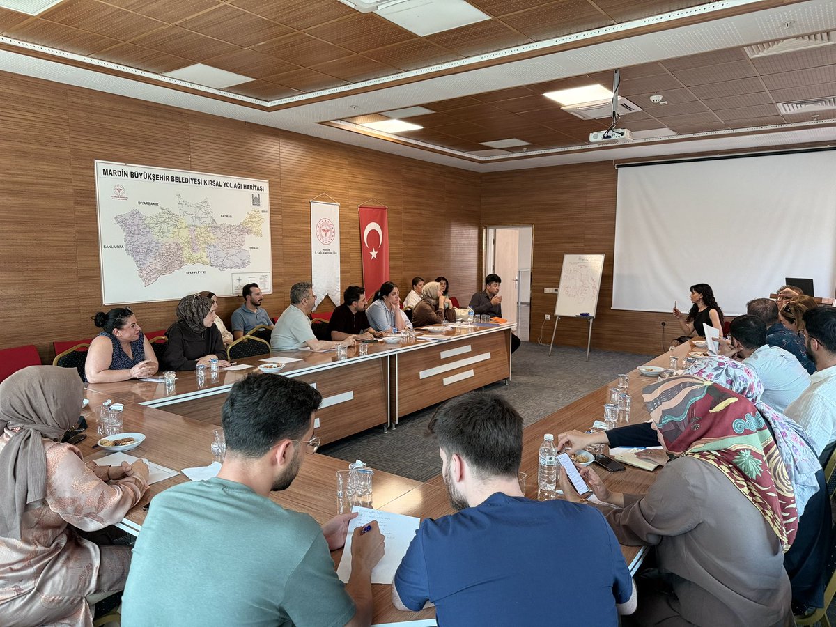 mardinilsaglik's tweet photo. 23.06.2026 tarihli ve 33289 sayılı Evde Sağlık Hizmetleri ile Palyatif Bakım Hizmetlerinin Sunumu ve Koordinasyonuna İlişkin Yönetmelik kapsamında yürürlüğe giren yeni düzenlemelerin ilimiz genelinde etkin, standart ve koordineli bir şekilde uygulanmasına yönelik değerlendirme ve bilgilendirme toplantısı gerçekleştirildi.

Müdürlüğümüz koordinasyonunda düzenlenen toplantıya; İlçe Sağlık Müdürleri, Kamu Hastanelerimizin yöneticileri, Evde Sağlık Hizmetleri Birim Sorumluları, Palyatif Bakım Hizmetleri Birim Sorumluları ile Müdürlüğümüz Kamu Hastaneleri Hizmetleri Başkan Yardımcısı Ecz. Haşim ÖKMEN katılım sağladı.

Toplantıda, yeni yönetmelikle getirilen usul ve esaslar ayrıntılı olarak değerlendirilirken; evde sağlık ve palyatif bakım hizmetlerinin planlanması, sunumu, sevk ve koordinasyon süreçlerinde uygulanacak yeni düzenlemeler ele alındı. Ayrıca, kurumlar arası iş birliğinin güçlendirilmesi, hizmet sunumunda birlikteliğin sağlanması ve vatandaşlarımıza daha etkin, erişilebilir ve kaliteli sağlık hizmeti sunulmasına yönelik izlenecek yol haritası hakkında görüş alışverişinde bulunuldu.
@sbkhgm