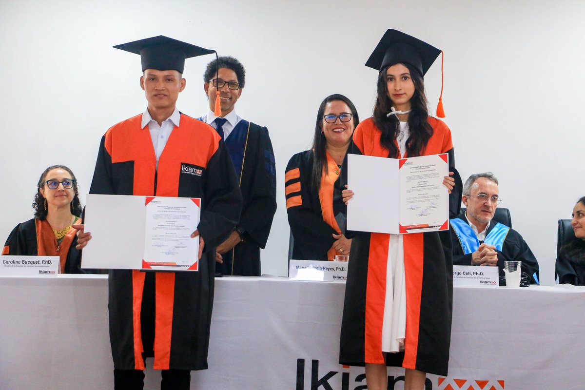 u_ikiam's tweet photo. 🎓 La Universidad Regional Amazónica Ikiam incorporó una nueva promoción de profesionales comprometidos con la ciencia, la innovación y el desarrollo sostenible de la Amazonía y el país.

Cada título representa años de esfuerzo, formación académica de calidad y el compromiso de aportar soluciones a los desafíos ambientales, sociales y productivos desde el conocimiento.

Felicitamos a nuestros nuevos graduados, a los mejores egresados por su excelencia académica, y a los tutores y cotutores, cuya dedicación fue clave en este importante logro.

#Ikiam #Graduación #EducaciónSuperior #Amazonía #Sostenibilidad #Innovación