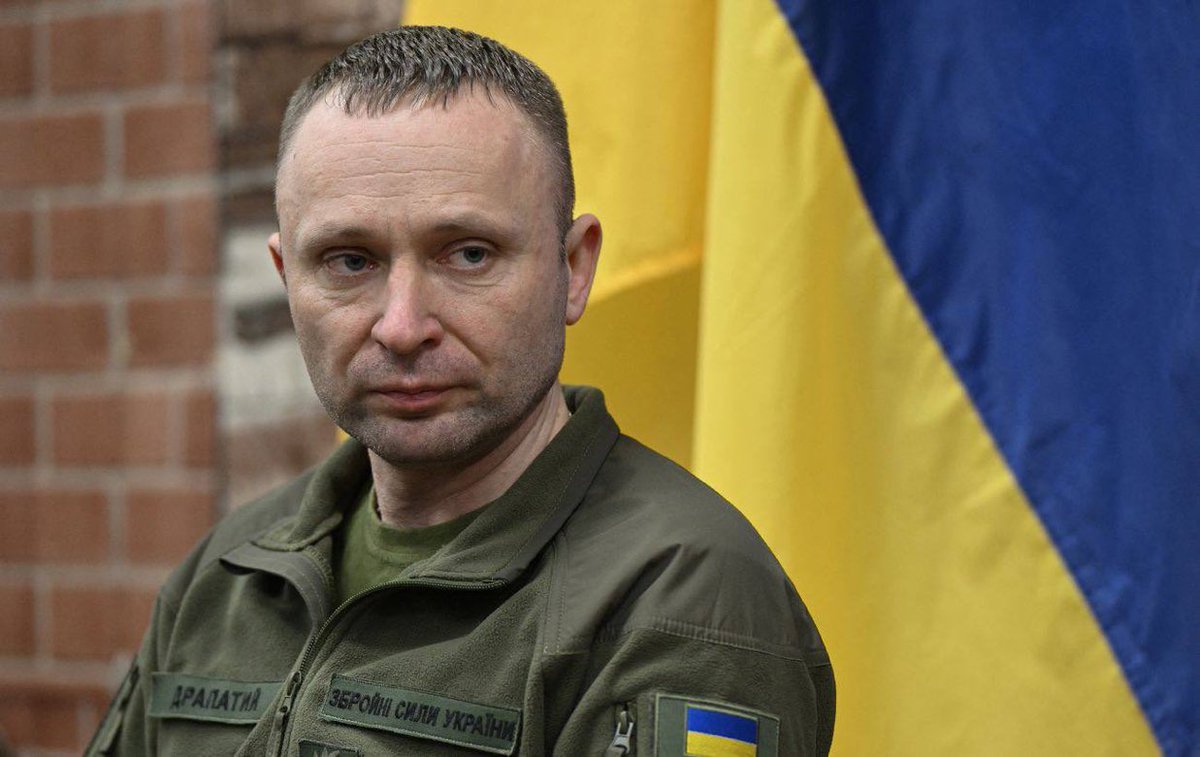 BrennpunktUA's tweet photo. NEU — General Drapatyi, der immer wieder als Nachfolger von Syrskyi als CinC_AFU 🇺🇦 in der Vergangenheit ins Spiel gebracht wurde und als Verbündeter von Federov gilt erklärt: 

„Die Armee braucht Veränderungen, aber ohne Gerechtigkeit werden keine Veränderungen Sinn ergeben für die Menschen, die diesen Krieg täglich auf ihren Schultern tragen.

In den vergangenen sechs Monaten hat die Armee einen Partner im Verteidigungsministerium gehabt, der nicht nur für ihre Bedürfnisse gesorgt, sondern auch Veränderungen in den Herangehensweisen gefordert, schnellere Entscheidungsfindung und Unterstützung für jene, die bereit sind, die Verantwortung dafür zu übernehmen.

Heute sagte der Minister, dass viele dieser Entscheidungen gegen das System getroffen werden mussten, nicht aufgrund seiner Arbeit.

Ich weiß, dass das wahr ist, und ich glaube, dass das nicht so sein sollte. Viele Kommandeure können das bestätigen. Wenn die richtige Entscheidung gegen das System getroffen werden muss, nicht aufgrund seiner Funktionsweise, bedeutet das, dass das System selbst verändert werden muss.

Schweigen seitens eines Kommandeurs war nie eine Form der Verantwortung.

Die Transformation der Verteidigungsstreitkräfte kann nicht mit dem Wechsel eines Ministers, eines Kommandos oder eines Leiters einer separaten Richtung enden. Sie muss weitergehen, bis faire und verständliche Regeln zur Norm für alle werden, die dem Staat dienen.

Wir kämpfen für ein Land, in dem Gerechtigkeit nicht von Nachnamen, Position oder Nähe zur Führung abhängt. Die Armee, die dieses Land heute verteidigt, sollte der erste Ort sein, an dem dieses Prinzip wirklich funktioniert.

Ich danke allen, die diese Prinzipien heute verteidigen.“

#BringBackFederov 
#FireSyrskyi