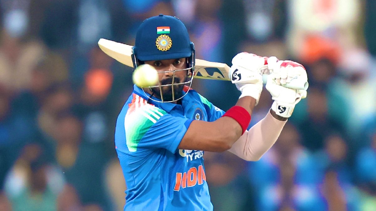 dasjy0tirmay's tweet photo. India were 178/3
and suddenly it is 210/7

This is where an experienced KL becomes invaluable in ODIs. Coming to at No. 5/6, keeping the scoreboard moving without losing wickets, &amp; finishing the job with the tail around isn't an easy role.
KL RAHUL does it on consistent basis 😅 https://t.co/VWoZmRUmtE