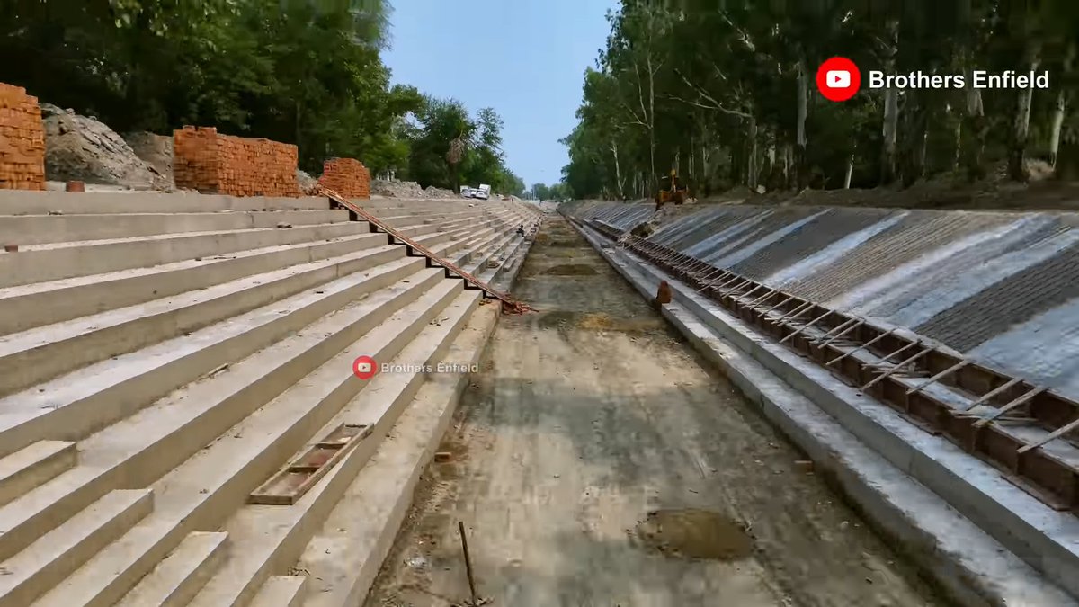 IndiaInfra02's tweet photo. Delhi Munak canal rejuvenation project work progress. Brick work has progressed over 1.5 km. New Parks, pathways, cycle tracks, recreational space and Chhath puja ghats will also be made along the 20 km stretch. (📹Brothers Enfield) https://t.co/2yapY8Pgr6