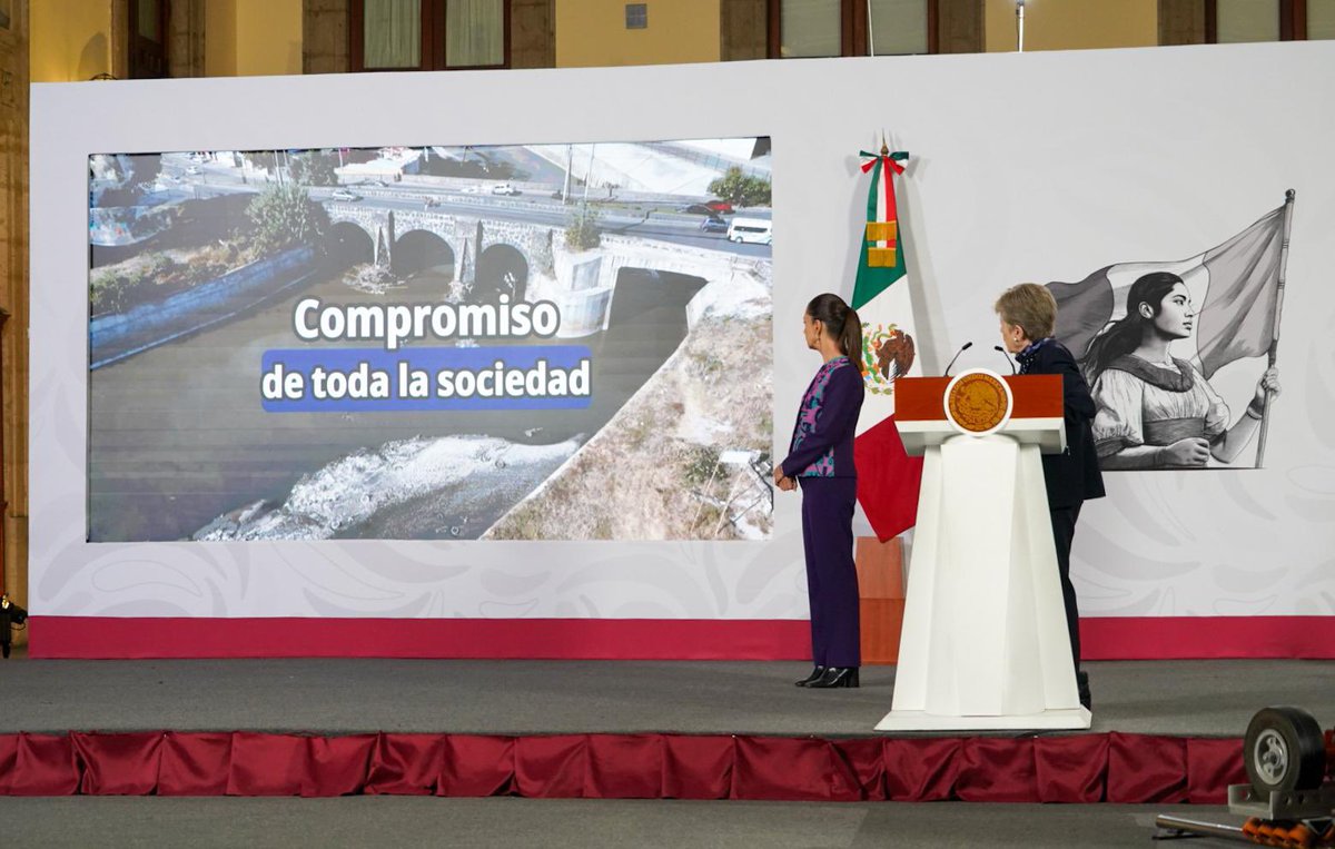 SEMARNAT_mx's tweet photo. #MañaneraDelPueblo | Esta mañana, durante la conferencia encabezada por la presidenta @Claudiashein, la secretaria @aliciabarcena y el director general de @conagua_mx, @Efrainmoralesl, presentaron los avances del compromiso presidencial 92: sanear y restaurar los ríos Atoyac, Tula y Lerma-Santiago. 

La primera etapa ya está en marcha, con acciones concretas para mejorar la calidad del agua, restaurar los ecosistemas, reducir riesgos de inundación y recuperar el vínculo de las comunidades con sus ríos.

Con una inversión del sector ambiental de 2 mil 046 mdp entre 2025 y 2026, se desarrollan 93 proyectos, en 10 estados y 61 municipios, en beneficio de 25 millones de personas.

Entre los principales resultados se encuentran:

💧 10 nuevas plantas de tratamiento y 23 rehabilitadas, ampliadas u optimizadas.
🚰 94 km de colectores y más de 452 descargas canceladas.
🌳 4,639 hectáreas de restauración forestal y 24 km de riberas revegetadas.
🏞️ 41 km de desazolve y 24.1 km de taludes estabilizados o protegidos.
🧹 4,667 toneladas de residuos recolectadas, con la participación de más de 40 mil personas.

🗣️ “Lo vamos a lograr; como dijo la Presidenta un día: si lo hacemos, pasamos a la historia”, afirmó la secretaria Bárcena.

Sanear y restaurar estos ríos es atender una deuda histórica con las comunidades, recuperar los ecosistemas y avanzar hacia un país con mayor bienestar y justicia ambiental.

#SomosMedioAmbiente