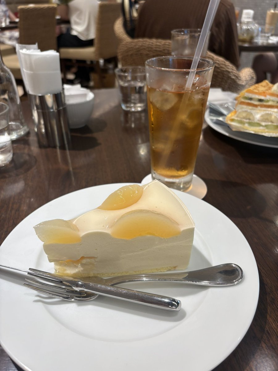 co_n035's tweet photo. 人のお金で高いうなぎを食べてみたいという誕生日の同僚の夢を叶えられました🧚‍♀️💫
HARBSで白桃のレアチーズケーキも食べられて心が満たされました🥺 https://t.co/bD12RxEQPQ