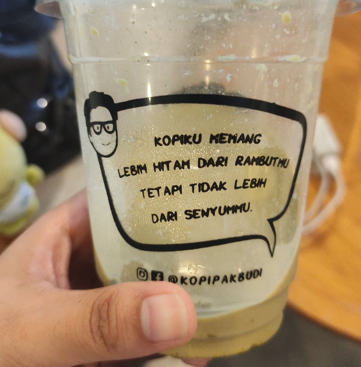 fayulindra_'s tweet photo. gue lagi belajar lalu gue salfok dengan copywriting gelas dirty matcha gue, kaya APA MAKSUDNYA?

senyumku hitam kah? apa gimana???? https://t.co/qnC0CIeuVW
