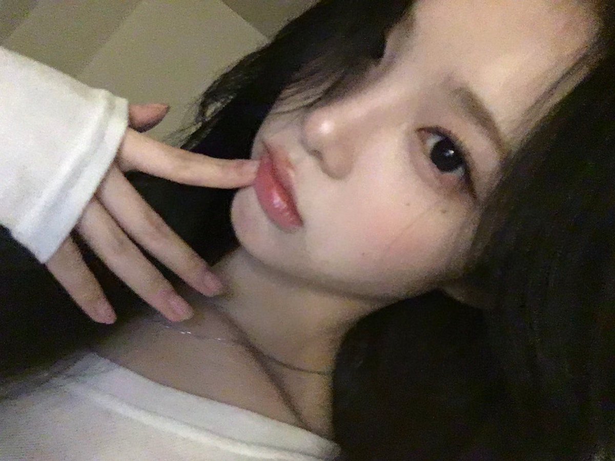 oinnyee's tweet photo. 얼굴 진짜 감동개낀다 흑발하고 하루하루 리즈갱신 https://t.co/f0D1pva7Ig