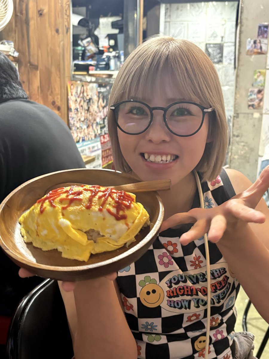 rkyn1028's tweet photo. チケット即売会　in たかところ
　オムライスにまさかの長与千種さんの名前を書いてくれた可愛いお弟子さん💕
凄く器用なとこもお茶目なとこも全てプロレスにも生かされてるなぁって実感☺️
リング上とは違う一面がみれて、益々魅力的な選手✨まずは8.8 目の前で応援📣しまーす💓
#たかところ
#桃野美桜 https://t.co/2LikNpIhIe
