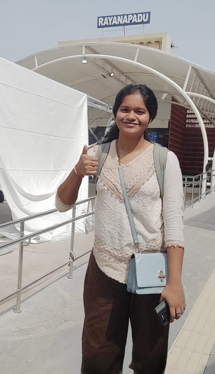 SwathiVinuthna's tweet photo. Stumbled upon  this wonderfully reconstructed Rayanapadu Amrut Railway Station with great amenities for passengers!!, while traveling from Berhampur(Train No.22849)✨

Great Initiative by Indian railways.
@drmvijayawada

#indianrailways
#Rayanapadu 
#Rayanapadurailwaystation. https://t.co/xD23Leot6R