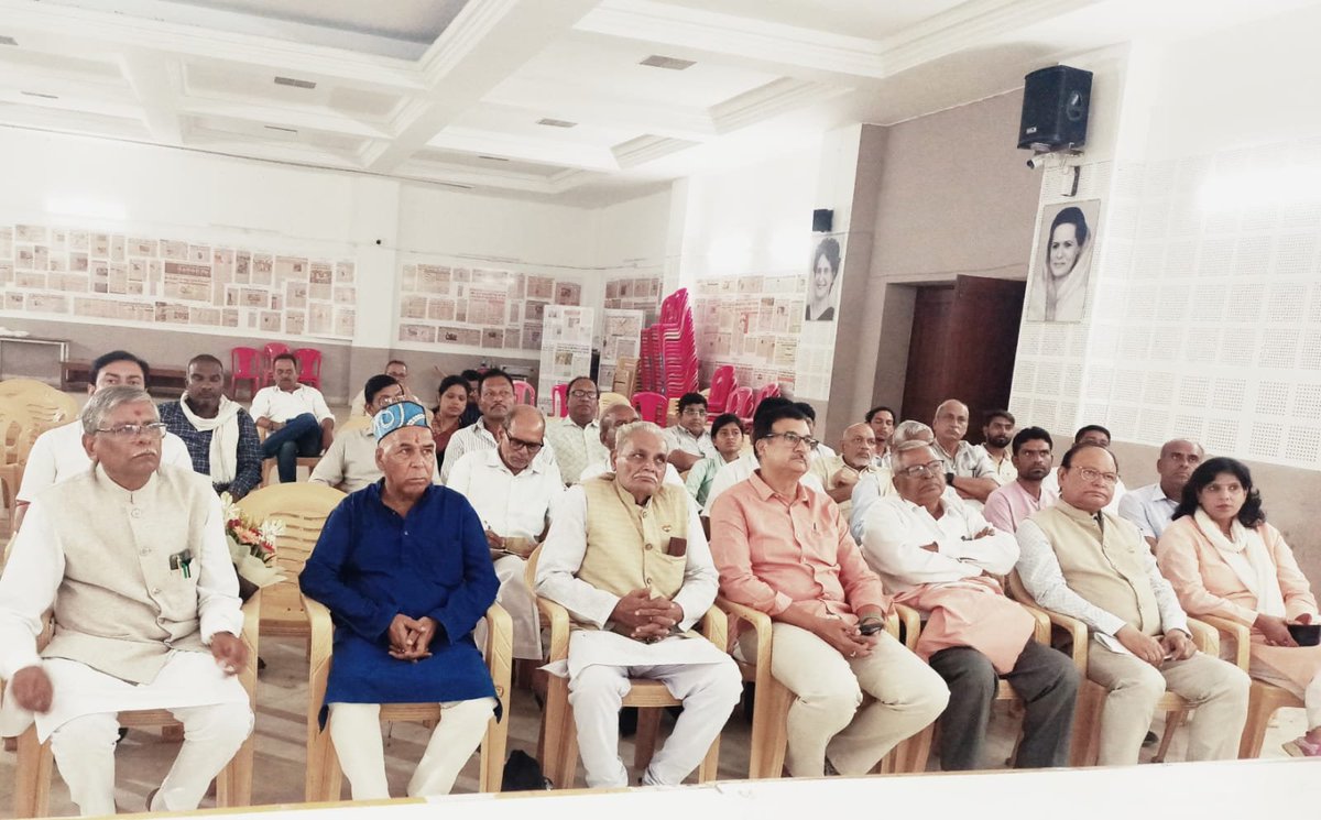 PraveenDavar's tweet photo. Alongwith @digvijaya_28 addressing a meeting of intelligentsia org by MPCC Vichar Vibhag.  While the fmr MP CM recalled the Hindu tradition of Insaniyat and respect for all religions, I gave instances of cordial relations of Pt. Nehru with Patel and Netaji. https://t.co/p2URR40uYV