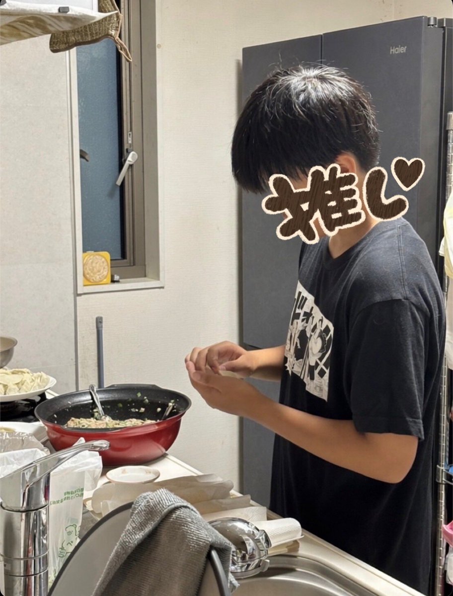 R453374510's tweet photo. これはただの餃子ではありません
残業で帰りが遅くなった私と弟達のために
『食べたいって言ってたよね？』と
長男（12）が自ら作り方を調べて
焼いてくれた世界一美味しい餃子です https://t.co/0lyr4QOEtE