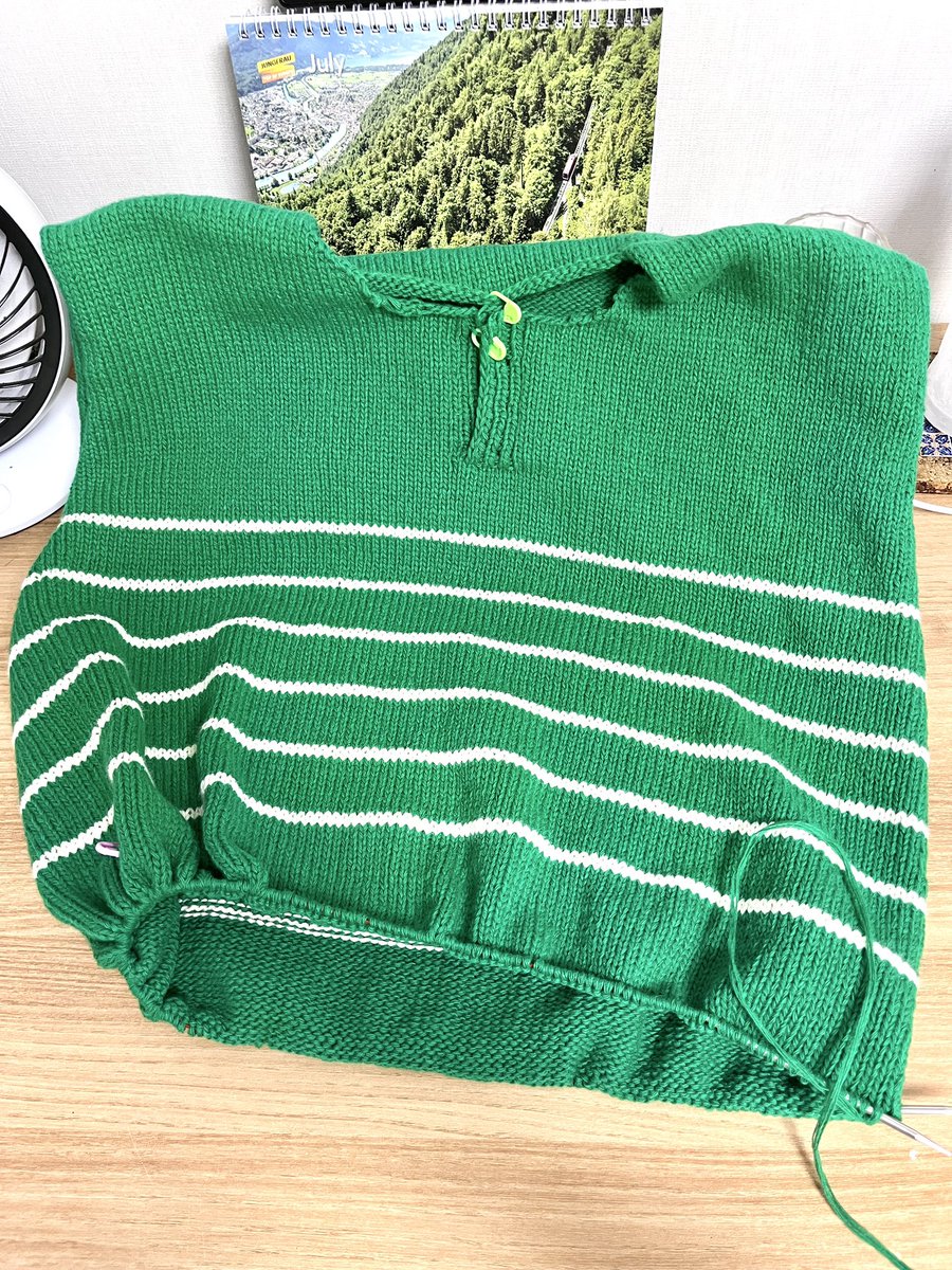 pocoapoco___'s tweet photo. 뒷뜨개중. 배색 끝내고 길이 좀 맞춰주고 고무단만 하면!! https://t.co/BOjAOZpYoP