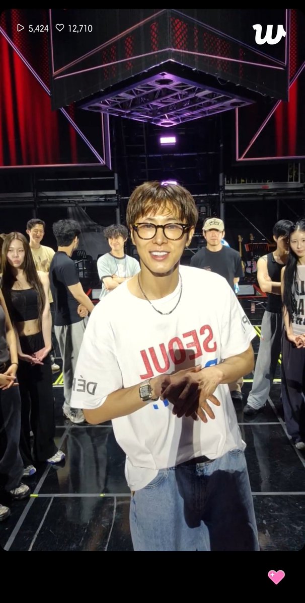 Hug_1226's tweet photo. just wearing a tshirt, jeans, glasses, no makeup, with messy hear, sweaty.. and he's still so handsome 🤧 https://t.co/MvCT4x5X64