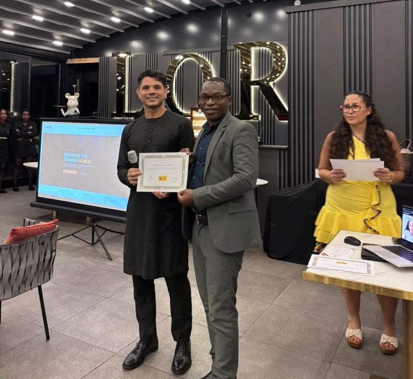IPCTravelSL's tweet photo. Congratulations to our tour guide, Osman Kamara,  on successfully completing the Spanish Language Course in collaboration with the Honorary Consulate of 🇪🇸 in 🇸🇱, with the support of the Embassy of #Spain in #Guinea and #SierraLeone. Investing in people, strengthening tourism. 👏 https://t.co/QBSLjcb7Gz