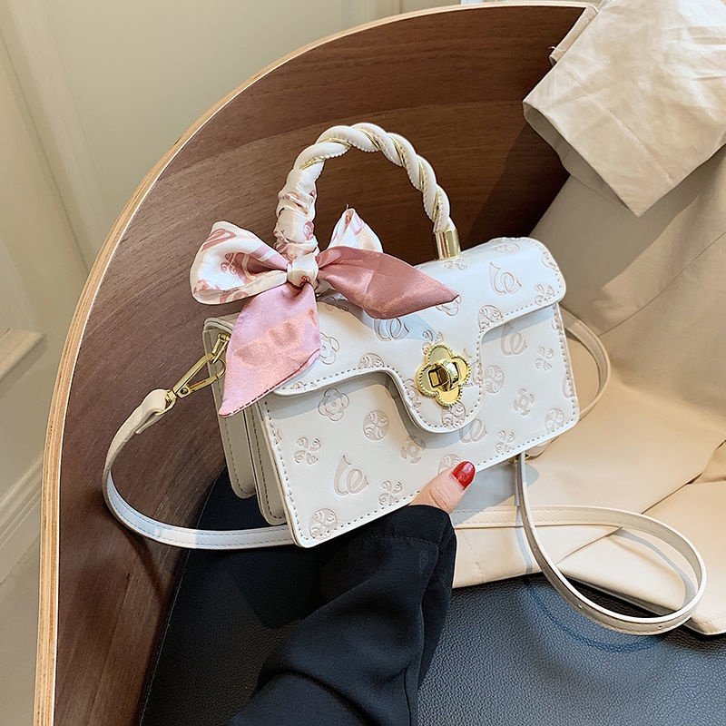 Chimmyjay_'s tweet photo. Tas lucu bikin outfit langsung kelihatan lebih manis. 🎀🤍
Modelnya simpel, ada detail syal yang bikin makin cantik. Pas dipakai buat jalan-jalan, nongkrong, atau ngedate juga cocok. 
https://t.co/44WE3qMzVs
#zonauangㅤ #jajan
#shopee https://t.co/FDCoAjUTNS