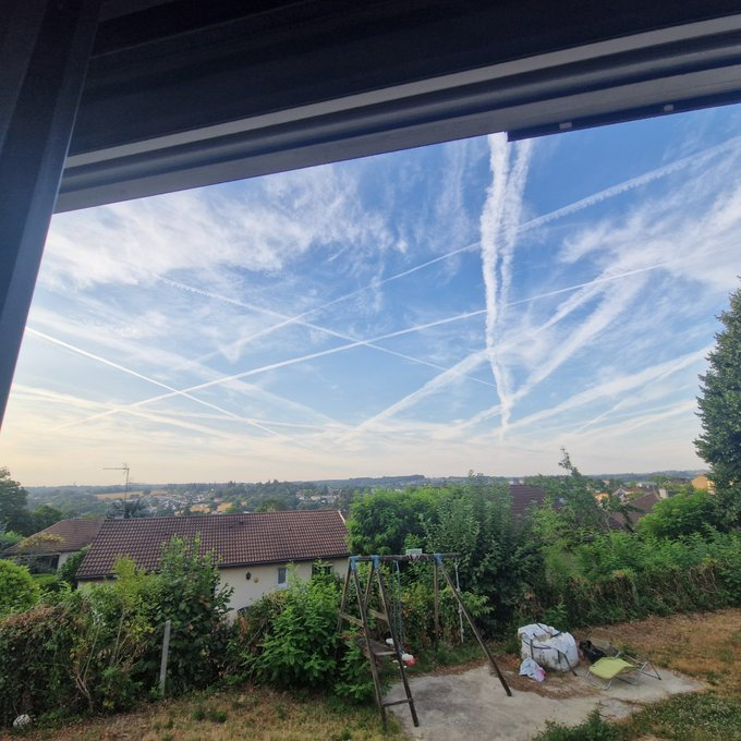 Switzerlandhunt's tweet photo. Et il y a encore des connards(asses) qui osent affirmer hypnotiquement que l'explication est scientifiquement démontrée que non, c'est pas de l'épandage ?
#Epandage #TrainéeAvion #géoingénierie #Mensonge https://t.co/qgTt2VlILM