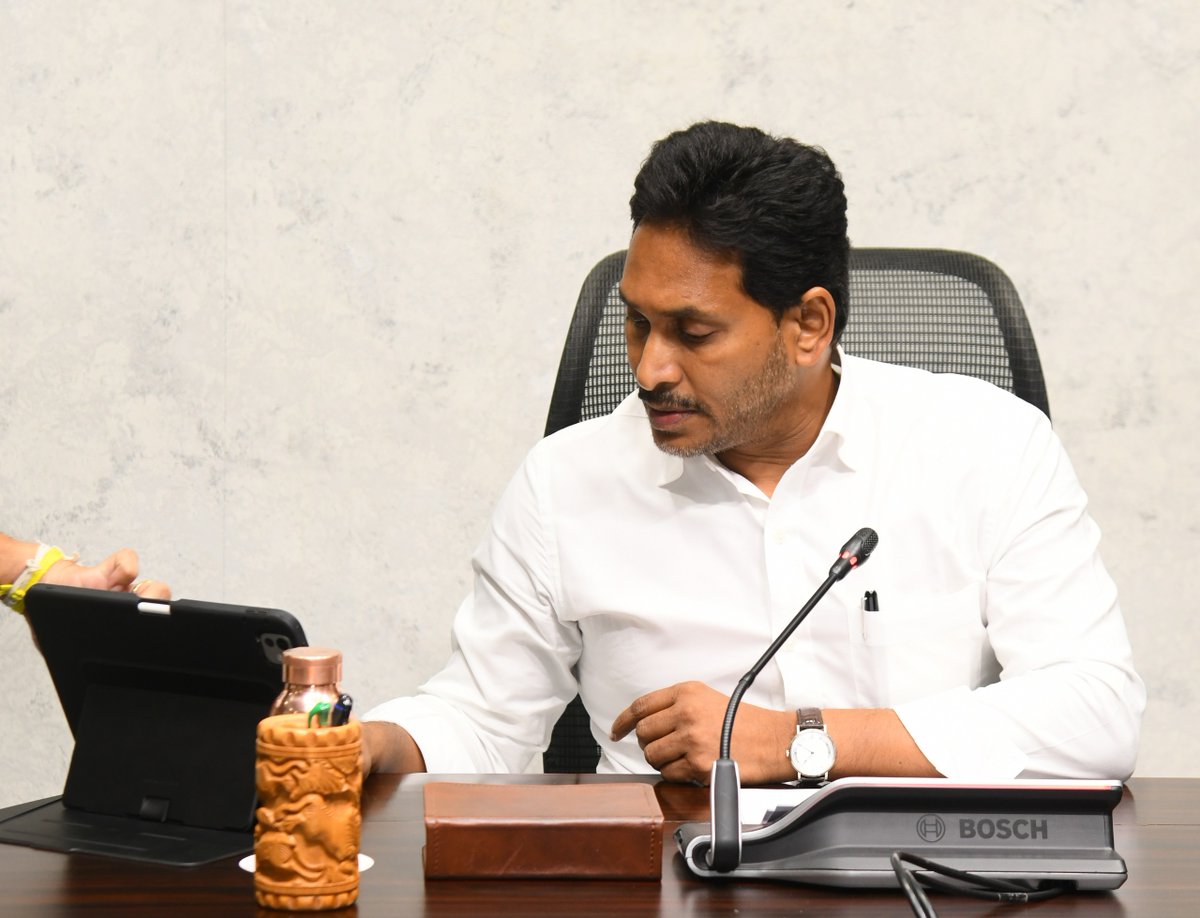 YSRCParty's tweet photo. వైఎస్సార్సీపీ కేంద్ర కార్యాలయంలో ‘Jagan 2.0 Super APP’ ఆవిష్కరించిన మాజీ ముఖ్యమంత్రి, వైయస్సార్‌సీపీ అధ్యక్షుడు శ్రీ వైయస్‌ జగన్‌మోహన్‌రెడ్డి గారు.

JAGAN 2.0 Super App is here (Android &amp; IOS)- https://t.co/5QS4PL8h3M

#Jagan2_0SuperApp
#YSRCPOfficialApp https://t.co/YRQYa7RYtQ