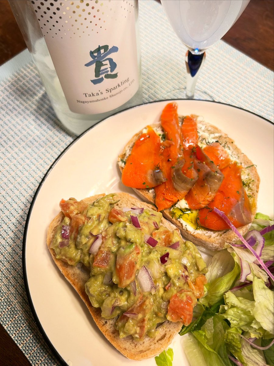 unbeerable's tweet photo. 永山本家酒造の夏季限定🌻 

貴 純米本生 スパークリング🫧

やや低めのアルコール
ペティアン（微発泡ワイン）のような
優しいシュワシュワ
フレッシュうすにごり生酒

バゲットにスモークサーモンやら
アボカドやらなんやら

火を使わない冷蔵庫の残り物のおつまみと共に🫠🥂 https://t.co/910xu2PzB6