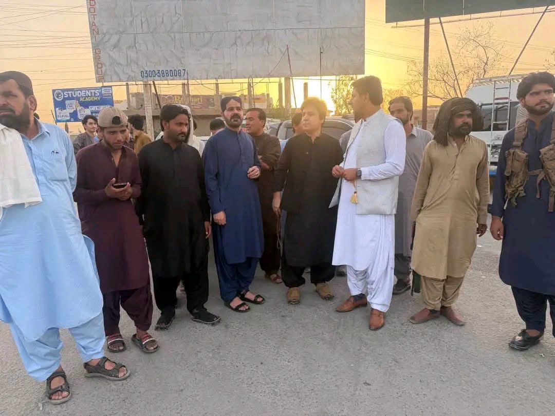Rohullahaghapti's tweet photo. انصاف یوتھ ونگ کے دوستوں کے ساتھ بے گناہ شہریوں کی شہادتوں کے خلاف جاری دھرنے میں شرکت کی۔
بلوچستان میں امن، انصاف اور ہر شہری کے جان و مال کے تحفظ کے لیے ہماری آواز ہمیشہ بلند رہے گی۔

#بلوچستان #امن https://t.co/LxRGLIMG5h