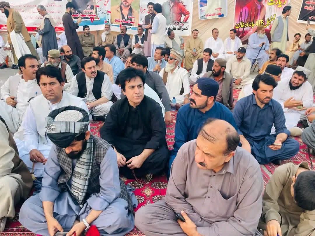 Rohullahaghapti's tweet photo. انصاف یوتھ ونگ کے دوستوں کے ساتھ بے گناہ شہریوں کی شہادتوں کے خلاف جاری دھرنے میں شرکت کی۔
بلوچستان میں امن، انصاف اور ہر شہری کے جان و مال کے تحفظ کے لیے ہماری آواز ہمیشہ بلند رہے گی۔

#بلوچستان #امن https://t.co/LxRGLIMG5h