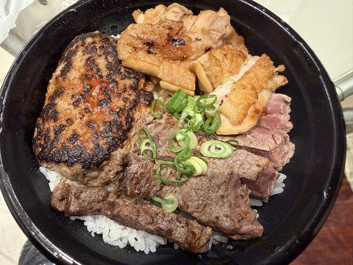 Justforyou2525's tweet photo. こんにちは、こんばんは！

今回は
やぽんすきのよくばり丼

と

水田ファームのドルチェドリームで作った
とうもろこしご飯です！

このよくばり丼
牛、鶏、豚と全部堪能できる
その名の通り欲張った丼ものです！
1500円で堪能できるコスパ最強丼！

とうもろこしご飯は土鍋で初めて作ってみました！ https://t.co/XiOQSxnlXM