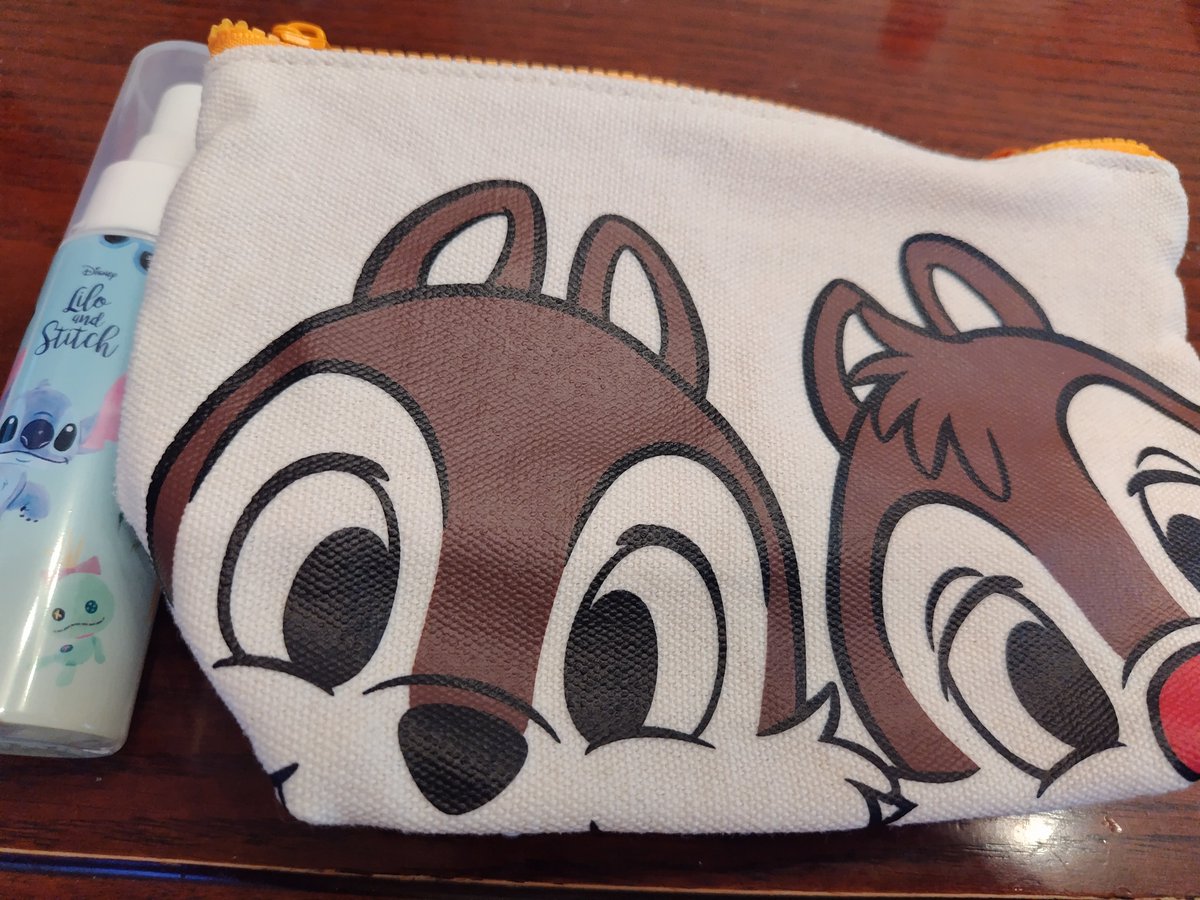 chipde_AIshinba's tweet photo. 今日は仕事帰りに
仕事の近くのディズニーストア
夏グッズ スティッチ
スマホ入れるチデ🐿️ケース買ってきた
昔 あったよね！？
最近 スティッチ沼になってる😂
仕事行く時ランドマークプラザ
通るんだけど
カビゴン寝てて可愛かった
前の部署でスリープ
オススメだよ言われたけど
私は時計測ってるよ https://t.co/bfyDfDZK9y