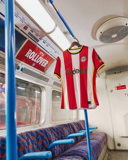 CAPO_FOOT's tweet photo. 🚨 BRENTFORD GARDERA LE MÊME MAILLOT JUSQU’EN 2028 ! ♻️❤️🤍

Le club anglais portera sa nouvelle tenue domicile pendant deux saisons, en 2026-2027 puis en 2027-2028.

Une décision prise pour rendre les maillots plus accessibles et limiter leur impact écologique.

📸@BrentfordFC https://t.co/I50gzksITa