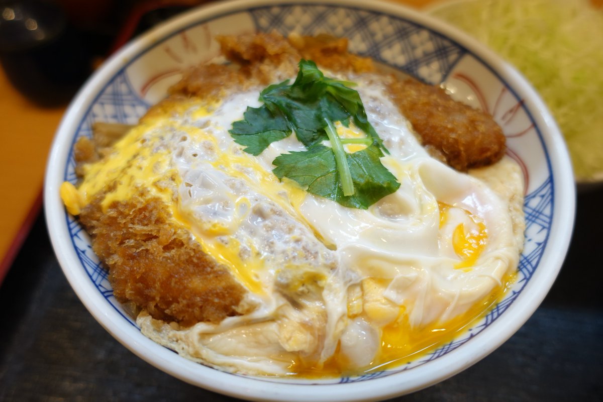 rakusyoku's tweet photo. 四ツ谷の三金さんでいただいた特選上カツ丼。
隠れてますが玉ねぎと一緒にエノキが敷いてある楽しい一杯美味いです😋
#とんかつ三金　#カツ丼　#かつ丼 https://t.co/jbj4Q47EZG