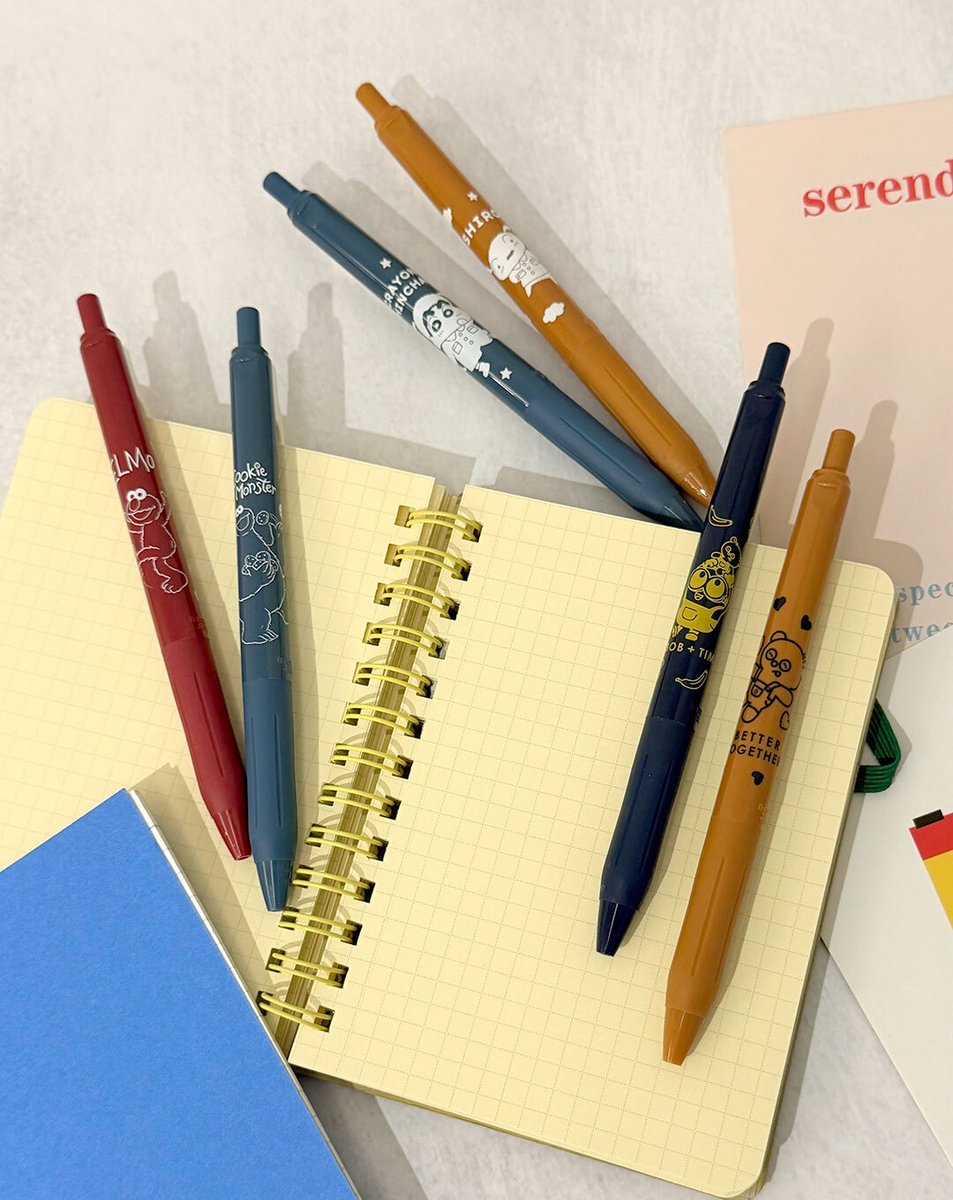 thankyoumart's tweet photo. キャラクターデザインの
「サラサクリップ」が新登場➰🖊️

🔷『セサミストリート』
🔷『クレヨンしんちゃん』
🔷『ミニオン』 のかわいいデザイン🎶

黒インクでたくさん使える！
2本セットで390円(税込429円)だよ🏷️

全国のサンキューマート店舗と
公式オンラインショップにて入荷順次販売🛒 https://t.co/9CIcHEVfTR