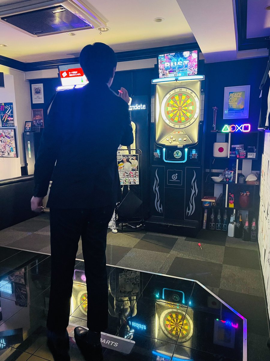 NEO__0409's tweet photo. NEOオープンしました🎩🤍

リーグのオフシーズン中はレベルアップの為にひたすら練習に限りますね🎯
ケロロコラボ第二弾も始まってるので、みんなでしっかり投げましょう✨✨

本日もご来店お待ちしております🐼🖤

#広島 #流川 #ダーツバー #お酒が豊富なbar https://t.co/zuGIHvLIHR