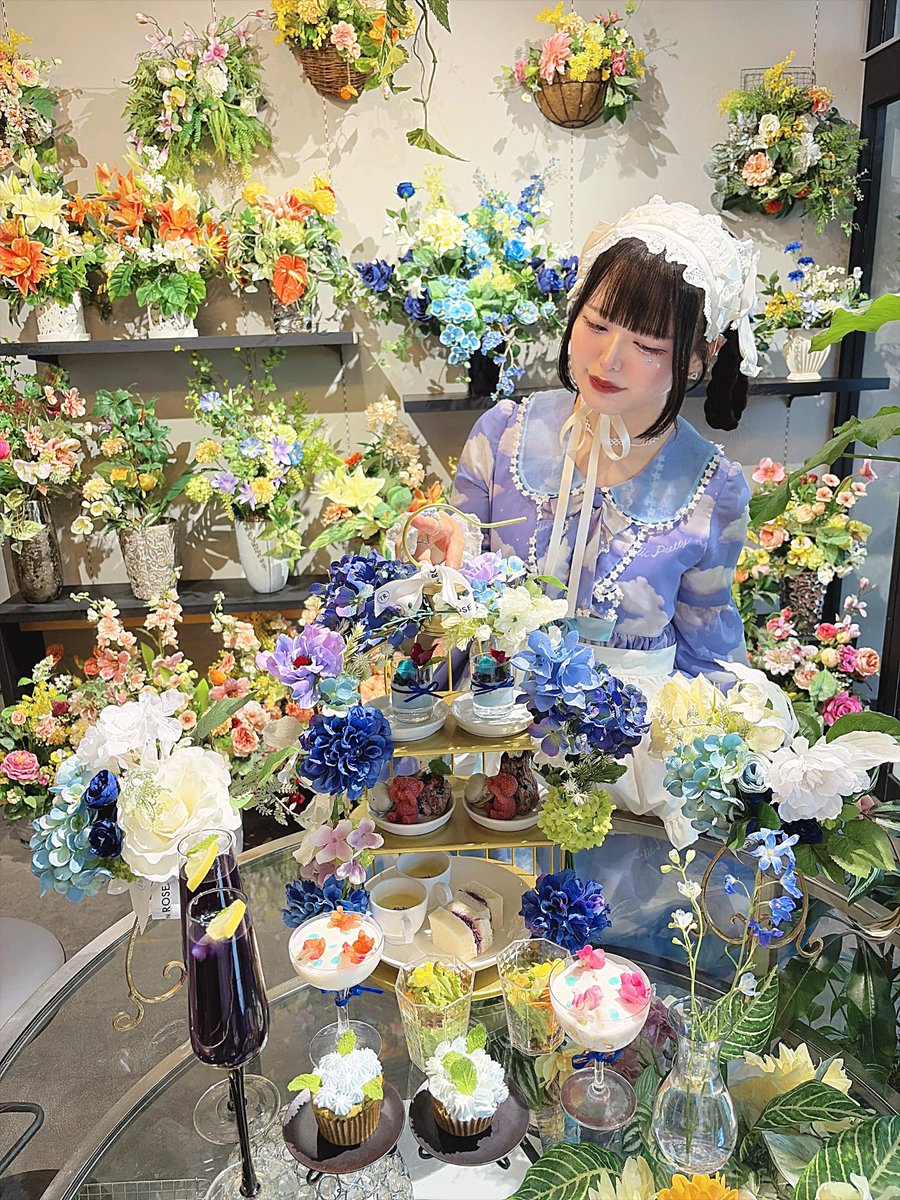 lolita_miu_'s tweet photo. ここ、実はカフェなんです☕*°

お花屋さんがやっている、夢みたいなカフェでアフタヌーンティー🫖✨

📍TIARA IN ROSE

店内がお花でいっぱいで、どこを見てもかわいすぎる…🥹💙

名古屋で行ってみたいカフェ、またひとつ増えた💐 https://t.co/L7fttHj1wp