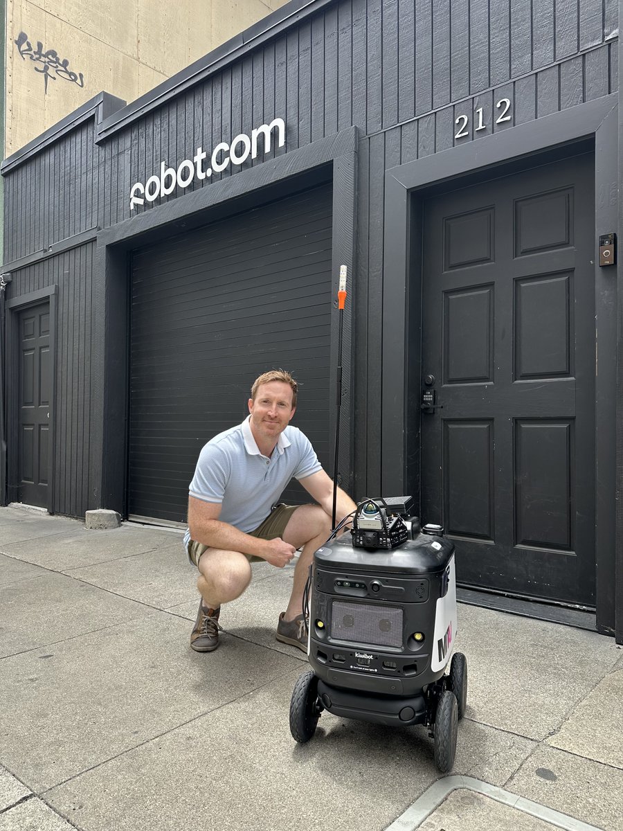 Mikey_Robbo's tweet photo. Sold the domain. Finally met the robots. 🤖 @Robotcom https://t.co/Eone3ofJnw