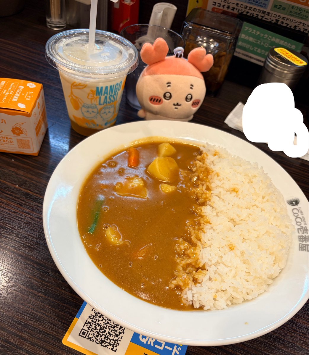 game__6666's tweet photo. ちいかわコラボCoCo壱！
カレーにアサリは苦手なので、野菜カレーにラッシーつけてフィギュアゲット🥄😊
ほんとはハチワレだったんだけど隣の方の奥さんがハチワレ推しらしく、ちいかわと交換しました🤝

第二段で古本屋さん引くための徳を積んだってことで✨ https://t.co/T1iPLRXYOQ