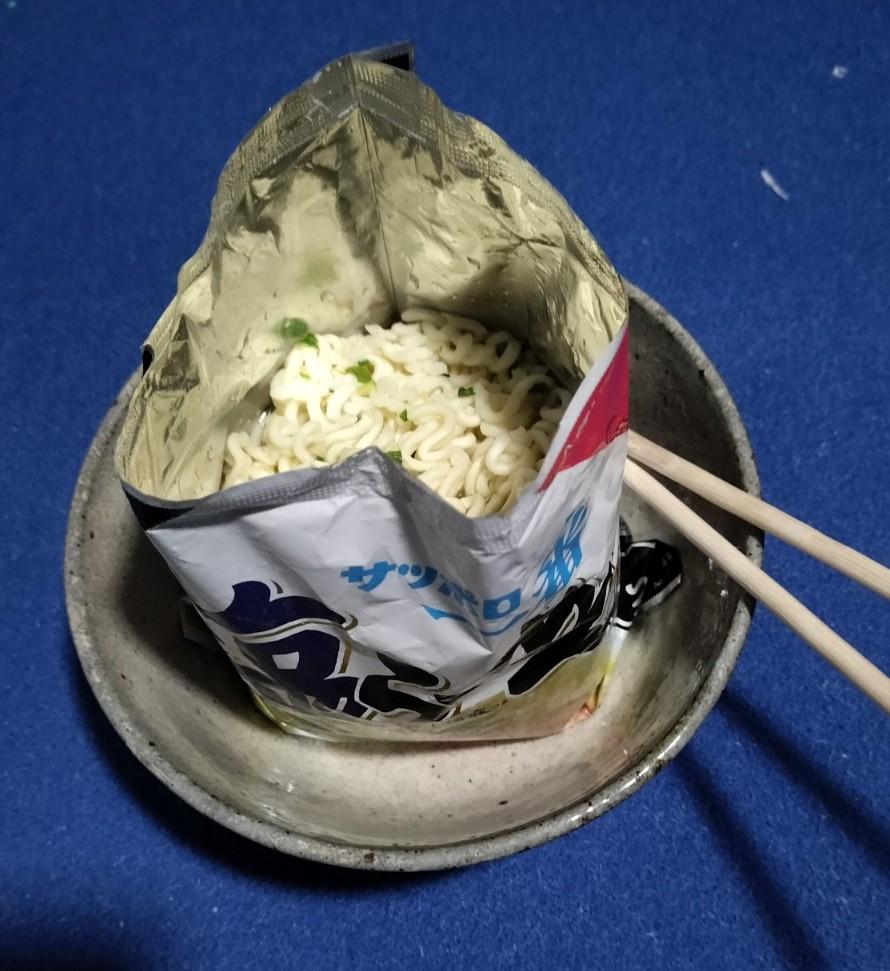 IssunboS's tweet photo. #ライフハック
#非常食
#サッポロ一番塩ラーメン
ネットで見たライフハック
袋ラーメンを水だけで食べる
200ccの水でふやかすだけだが普通に美味しい
丼は倒さないために使用したが洗い物も無い https://t.co/KubtxIkASL