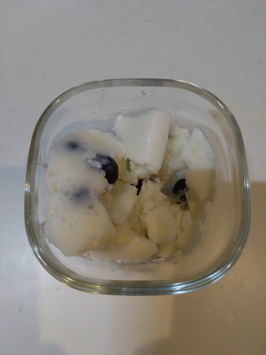 marimarinacchi's tweet photo. 牛乳とヨーグルトの在庫管理をミスって賞味期限が切れそうだったときに仕込んでいたアイスを食べる！
まずは、右下のやつ、ブルーベリーのフローズンヨーグルト🫐
おいしい（＾◇＾） https://t.co/IvZg9zVHwQ