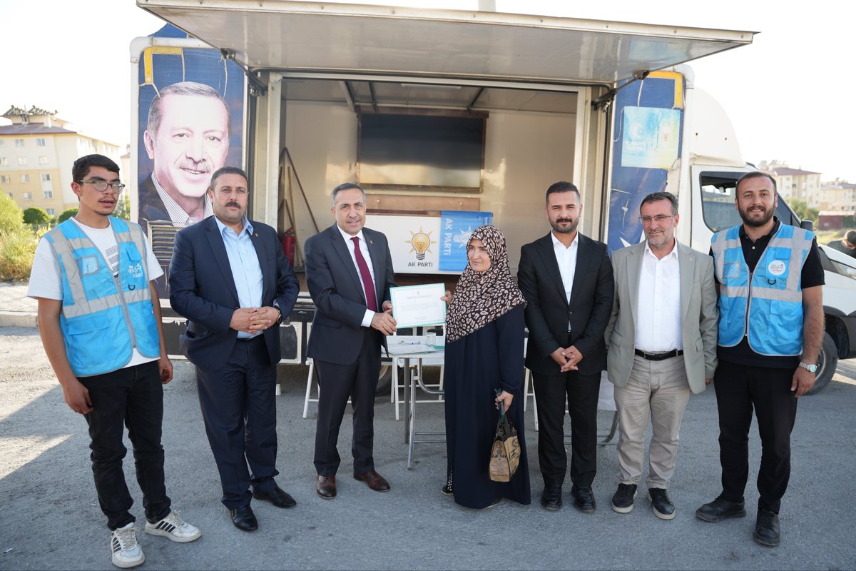 AK_PartiVan's tweet photo. AK Parti Van İl Başkanımız Sayın Abdulahat Arvas, Edremit İlçe Başkanımız Sayın Kenan Öndil ve Gençlik Kolları Başkanımız Sayın Burak Gültepe ile birlikte Edremit Gençlik Kolları Başkanlığımızın üye çalışmalarını yerinde ziyaret ettik.

Üye çalışmalarında özveriyle emek veren teşkilat mensuplarımıza teşekkür belgelerini takdim ederek gayretlerini takdir ettik.

Birlik ve beraberlik içerisinde, güçlü teşkilat anlayışıyla çalışmalarımıza kararlılıkla devam ediyoruz.
@akparti
@abuyukgumus 
@avyusufibis 
@MustafaAlkayis 
@Recep_ayd25