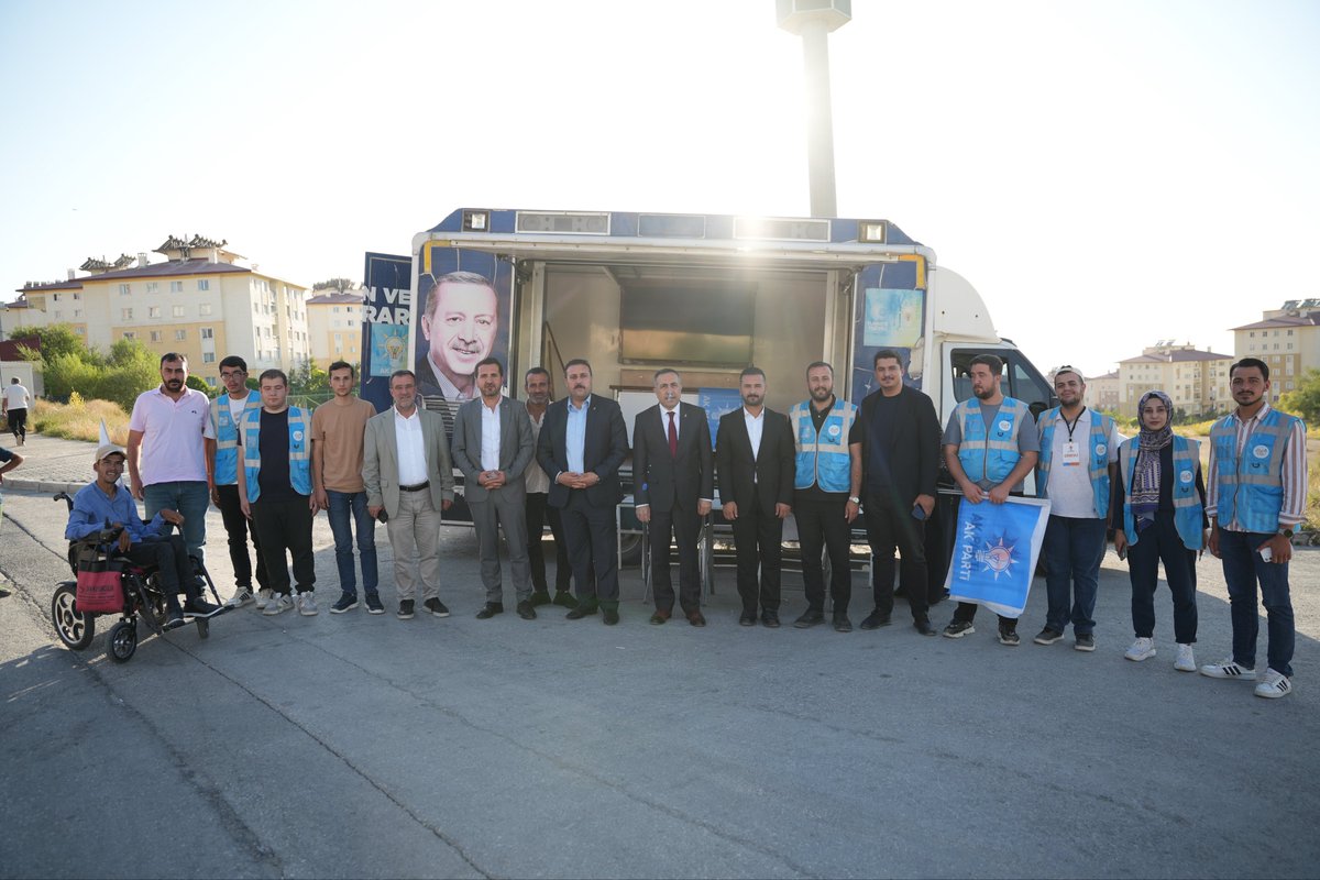 AK_PartiVan's tweet photo. AK Parti Van İl Başkanımız Sayın Abdulahat Arvas, Edremit İlçe Başkanımız Sayın Kenan Öndil ve Gençlik Kolları Başkanımız Sayın Burak Gültepe ile birlikte Edremit Gençlik Kolları Başkanlığımızın üye çalışmalarını yerinde ziyaret ettik.

Üye çalışmalarında özveriyle emek veren teşkilat mensuplarımıza teşekkür belgelerini takdim ederek gayretlerini takdir ettik.

Birlik ve beraberlik içerisinde, güçlü teşkilat anlayışıyla çalışmalarımıza kararlılıkla devam ediyoruz.
@akparti
@abuyukgumus 
@avyusufibis 
@MustafaAlkayis 
@Recep_ayd25