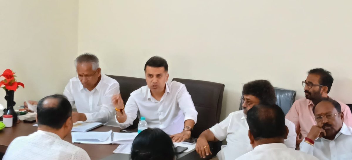 duttabhishek's tweet photo. 📍Bengaluru 

Held a meeting with our leaders in Padmanabhanagar assembly to review the progress of SIR, beneficiary outreach, and GBA election preparations. https://t.co/CsHmnzm3qt