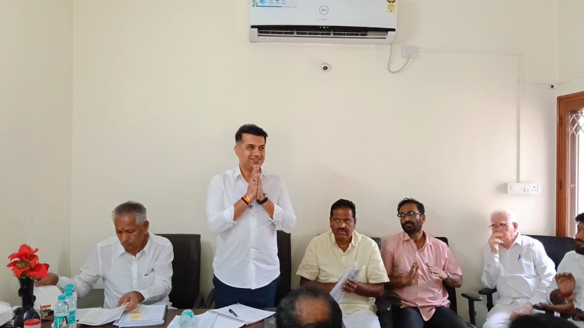 duttabhishek's tweet photo. 📍Bengaluru 

Held a meeting with our leaders in Padmanabhanagar assembly to review the progress of SIR, beneficiary outreach, and GBA election preparations. https://t.co/CsHmnzm3qt