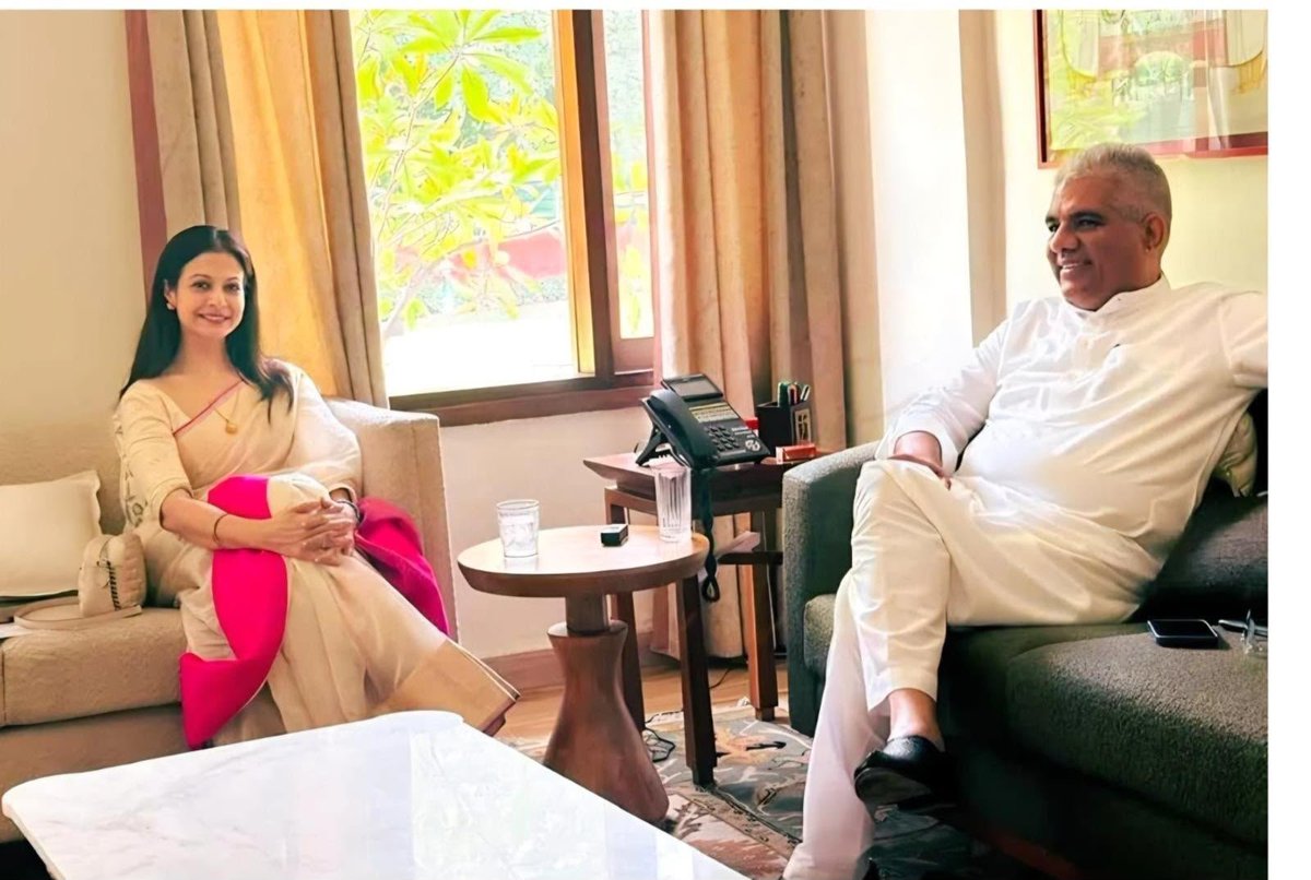 DDNewsHindi's tweet photo. तृणमूल कांग्रेस (TMC) की राज्यसभा सांसद रुक्मिणी (कोयल) मलिक ने राज्यसभा से इस्तीफा दे दिया और केंद्रीय मंत्री भूपेंद्र यादव (@byadavbjp ) से मुलाकात की। https://t.co/mgVPwQMqI1