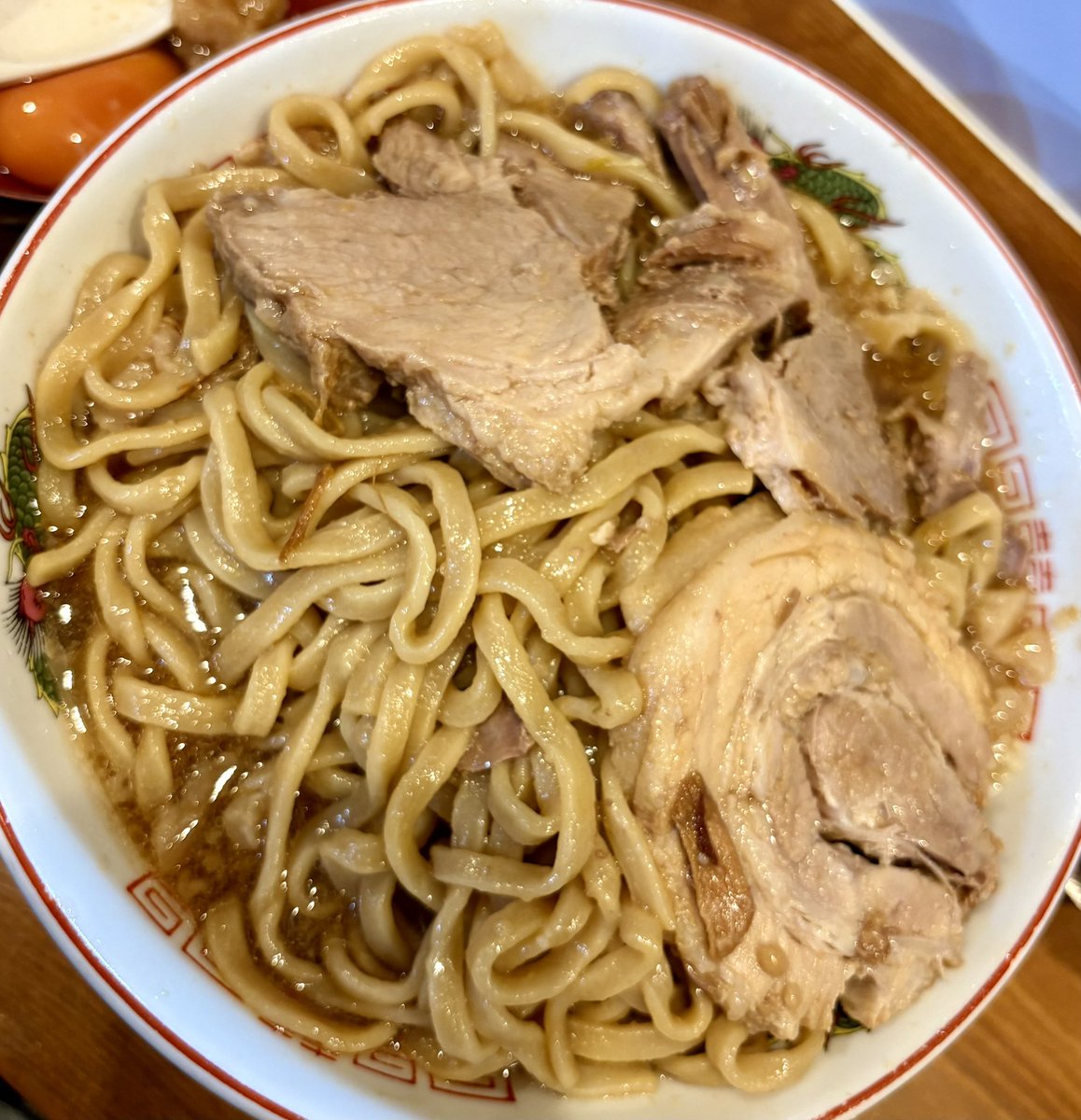 Notriwagomenda's tweet photo. 麺屋 大金
大ラーメン麺柔
キムチ
生卵
つけ麺も過る夏さ玉乱モッチモチ柔麺飲めばそんなの関係ない玉乱♪
麺の密度しっかりあるスープ吸い持ち上げ群抜麺はキムチで彩り、咀嚼回数ほぼゼロで逝ける神豚を愉しんで週末に向けて絶頂スパーク滝汗完食dea~th♪
旨い一杯ご馳走様です😋 https://t.co/XipOvtH7CU