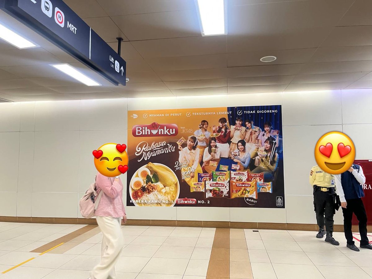 A_LuluJKT48's tweet photo. EH BENTAR 😭❤
ADA KITA DI BILLBOARD BIHUNKU DI MRT!! SUMPAH 
KEREN BANGET 😭😭
Semoga yang lagi lewat pulang/berangkat kerja atau kemanapun jadi ikutan pengen nyobain Bihunku!
Soalnya cocok buat sarapan atau makan larut malam🥰😋
Kalau lagi lewat, jangan lupa foto tag aku dan @bihunkuid yaa~ 📸🍜
