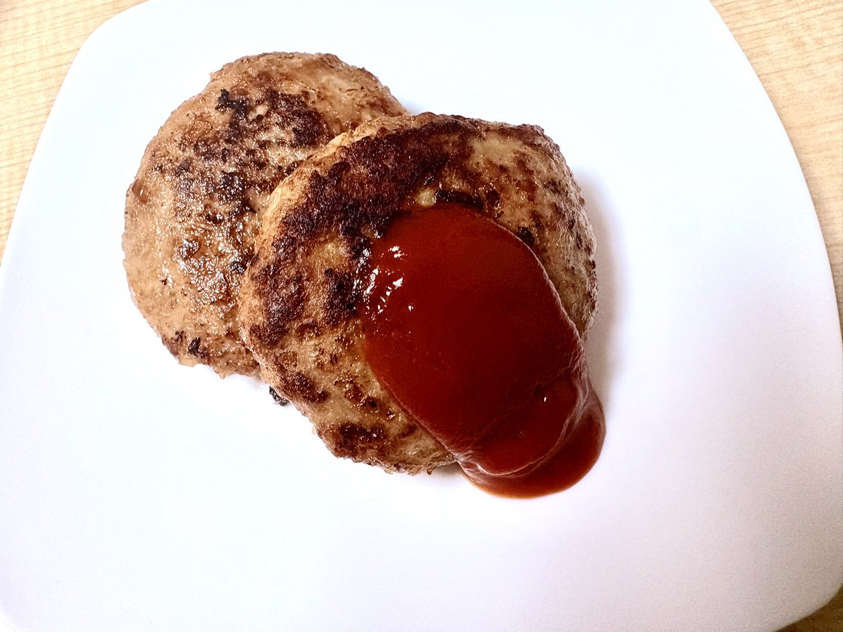 Debuuuuugon's tweet photo. あきながハンバーグと言ってから俺の頭の中はハンバーグでいっぱいになったのでようやく作りました。
久しぶりの投稿がハンバーグなのは一旦終わってる。 https://t.co/oH9A1E0KCs