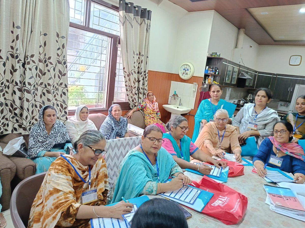 AAP_WomenWingPB's tweet photo. 📍 ਹਲਕਾ ਦਾਖਾ (ਪਿੰਡ ਗੁੱਜਰਵਾਲ)

ਵੂਮਨ ਵਿੰਗ ਨੂੰ ਬੂਥ ਅਤੇ ਬਲਾਕ ਪੱਧਰ 'ਤੇ ਹੋਰ ਵਧੇਰੇ ਸਰਗਰਮ ਤੇ ਮਜ਼ਬੂਤ ਕਰਨ ਲਈ ਅੱਜ ਪਿੰਡ ਗੁੱਜਰਵਾਲ ਵਿਖੇ ਇੱਕ ਵਿਸ਼ੇਸ਼ ਮੀਟਿੰਗ ਕੀਤੀ ਗਈ। https://t.co/jyBMGMpooG