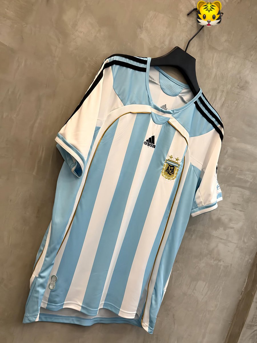 Oyeronkebaby's tweet photo. Argentina retro available in store 🇦🇷 
L, XL, XXL

🏷️ N23,000

Kindly repost https://t.co/1PmJKLSs4A