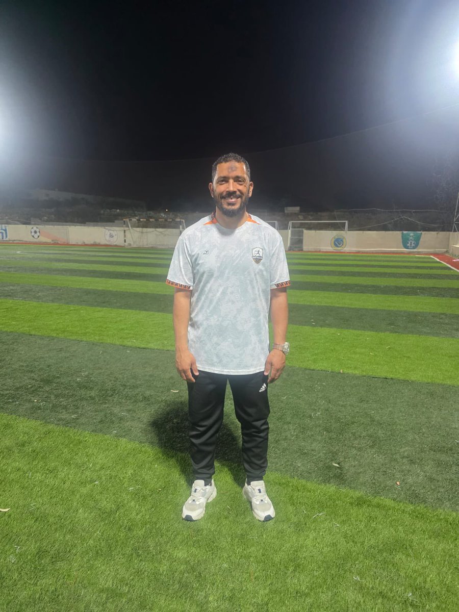 Ttr222's tweet photo. مدرب بهذه السيرة الذاتية يستحق فرصة في نادي كبير

عندما نتحدث عن تطوير الفئات السنية، فإننا بحاجة إلى مدربين يمتلكون العلم والخبرة والقدرة على صناعة اللاعبين، وهذا ما يتوفر في هذه السيرة التدريبية المميزة.

المؤهلات:

حاصل على دبلوم فني صناعي.
حاصل على الرخصة التدريبية الأفريقية CAF C.
حاصل على الرخصة التدريبية الأفريقية CAF B.

الخبرات كلاعب:
مثل العديد من الأندية المصرية، أبرزها:

المصري البورسعيدي.
المعلمين البورسعيدي.
المريخ البورسعيدي.
الشبان المسلمين بالغردقة.
العاملين برأس غارب.
أبشواي بالفيوم.
نجمة سيناء بالعريش.
الشهداء بالإسماعيلية.

الخبرات التدريبية:
شغل مناصب مدير فني ومدرب عام في عدد من الأندية والأكاديميات، منها:

المعارف.
الفرما.
كابسي.
الرباط والأنوار.
مركز شباب السلام.
الجمارك.
بورفؤاد.

كما عمل في العديد من الأكاديميات المتخصصة في إعداد وتطوير المواهب، وحقق نجاحات واضحة في بناء اللاعبين وصقل مهاراتهم.

أبرز الإنجازات:

تحقيق عدة بطولات لمنطقة بورسعيد مع مختلف الفئات السنية.
الفوز ببطولة الجمهورية مع نادي بورفؤاد (مواليد 2009) مديرًا فنيًا.
الصعود مع الفريق الأول لنادي بورفؤاد إلى دوري الممتاز (ب) كمدرب عام.
تحقيق العديد من المراكز الأولى مع فرق المراحل السنية، مما يؤكد قدرته على اكتشاف وتطوير المواهب.

امتلاك هذا المدرب لرخصتي CAF B وCAF C، إلى جانب خبرته الطويلة كلاعب ومدرب وسجله الحافل بالبطولات، يجعله من الكفاءات التي تستحق العمل في أندية تهتم ببناء المستقبل مثل ضمك أو أبها، خصوصًا في قطاع الفئات السنية، حيث تحتاج هذه المراحل إلى مدربين أصحاب خبرة في التأسيس وصناعة اللاعبين، وليس فقط تحقيق النتائج.