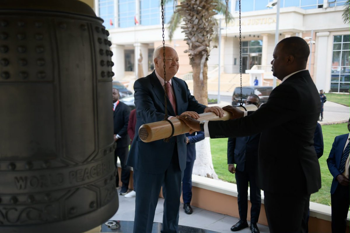 UNAOC's tweet photo. 🕊️ The road to peace begins with remembrance.

Ahead of #LuandaCallForPeace in 🇦🇴, participants visited some of Luanda's historical landmarks, including the Tomb of the Unknown Soldier, the Peace Bell, &amp; the National Museum of Military History.

🔗 More 👉 https://t.co/td2hwjeM8E https://t.co/kaujfkefxA